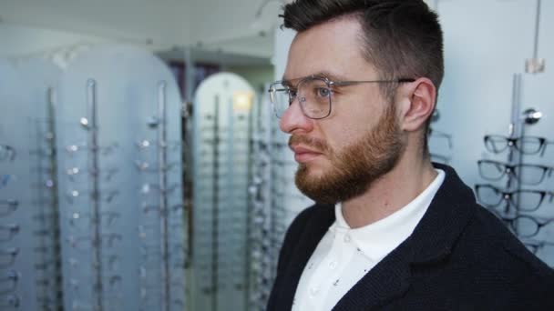 Een Man Die Brillen Probeert Optische Winkel Portret Van Een — Stockvideo