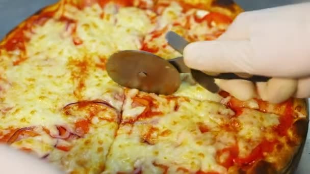 Cortar Pizza Antes Servir Preparación Comida Italiana Cocina Del Restaurante — Vídeo de stock