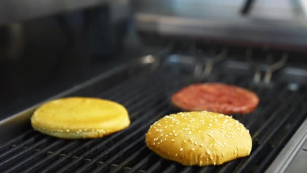 Gotowanie Hamburgerów Restauracji Zbliżenie Szefa Gotowania Smaczny Burger Restauracji — Wideo stockowe