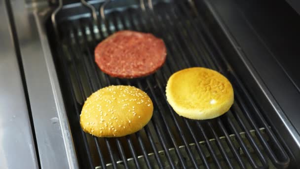 Szef Kuchni Przygotowuje Hamburgery Kuchni Mieszane Amerykańskie Jedzenie Grilla Gorącym — Wideo stockowe