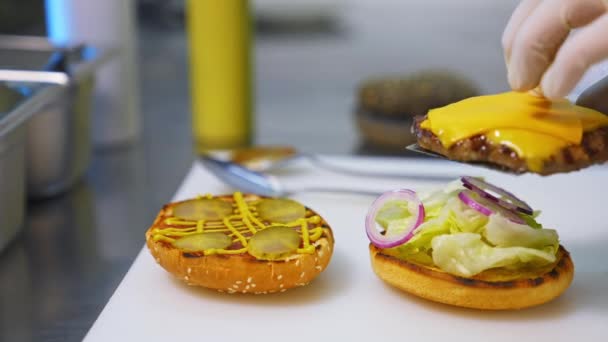 Burger Restauracja Menu Proces Gotowania Ręce Szefa Kuchni Przygotowujące Pyszne — Wideo stockowe