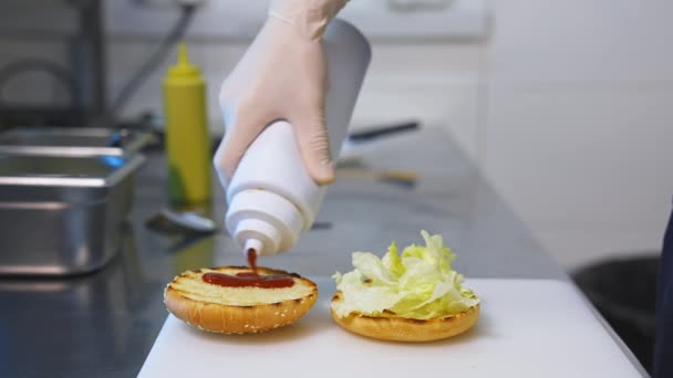 Apetyczny Burger Różnymi Składnikami Burger Tle Kuchni — Wideo stockowe