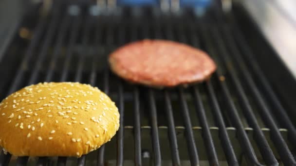 Szef Kuchni Gotuje Mięso Hamburgera Szef Kuchni Przygotowuje Fast Food — Wideo stockowe