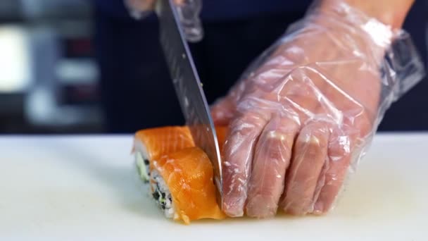 Sushi Restaurant Zubereiten Chef Bereitet Köstliches Gesundes Sushi Restaurant — Stockvideo