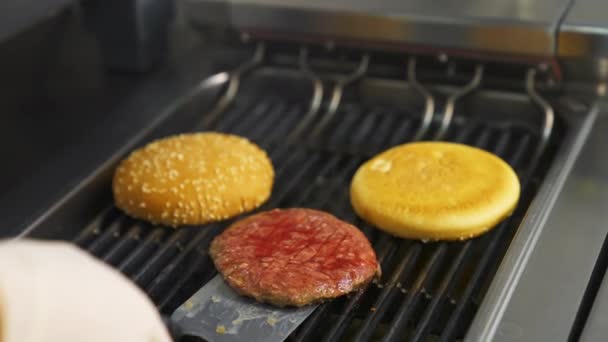 Składniki Produkcji Hamburgerów Przygotowanie Pyszne Hamburgery Kuchni Restauracji — Wideo stockowe