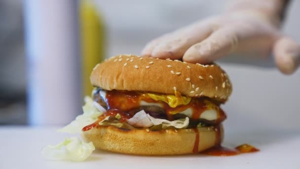 Świeży Hamburger Pasztetem Mięsnym Duży Apetyczny Burger Kotletem Mięsnym — Wideo stockowe