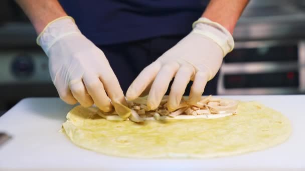 Šéfkuchař Vaří Shawarma Kebab Šéfkuchař Připravuje Připravuje Tradiční Shawarma — Stock video
