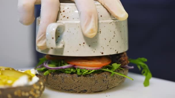 Gotowanie Fast Food Restauracji Zbliżenie Szefa Kuchni Gotowanie Hamburgery Kuchni — Wideo stockowe