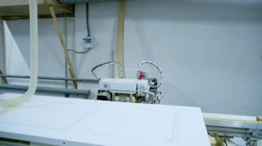 Mobilya imalatı sırasında makine merkezi. Ahşap mobilyalar modern otomatikleştirilmiş makineye yüklenir.