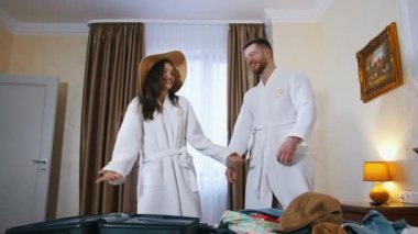 Lüks otelde balayı yapan bir çift. Aşık mutlu çift otelde sağlıklı hafta sonunun tadını çıkarıyor.