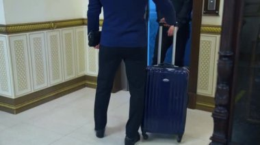Modern asansörün yanında bir iş adamı. Genç işadamı otelde asansör bekliyor.