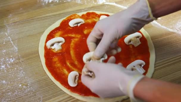 Cocinar Pizza Tradicional Italiana Vista Cerca Del Chef Masculino Cocinando — Vídeo de stock