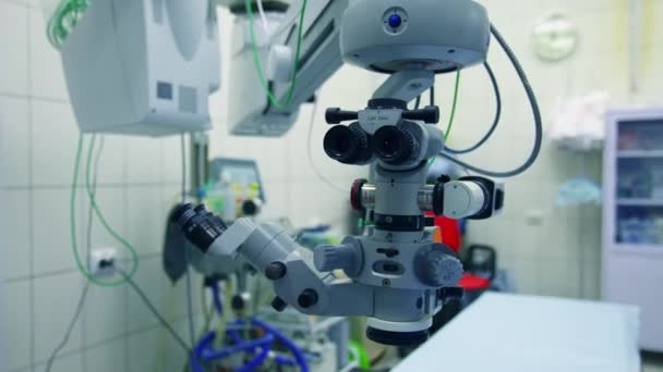 Oogheelkundige Operatiekamer Met Apparatuur Moderne Microscoop Voor Operaties Operatiekamer Het — Stockvideo