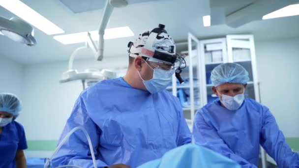 Διαφορετική Ομάδα Επαγγελματιών Χειρουργών Ομάδα Χειρουργών Που Εκτελούν Λεπτή Λειτουργία — Αρχείο Βίντεο