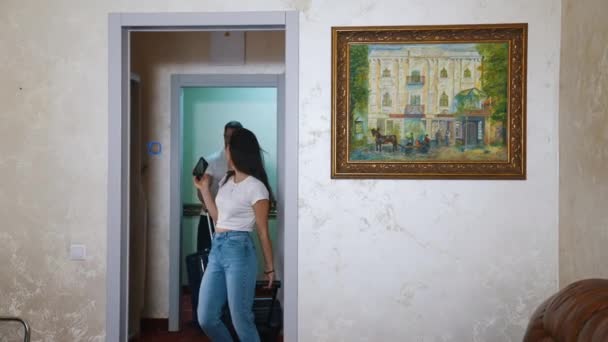 Jeune Couple Entrant Dans Chambre Hôtel Jeune Couple Heureux Vacances — Video