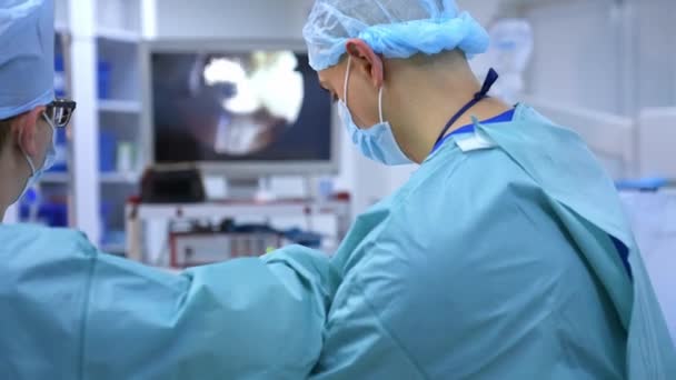 Врачи Работают Хирургическими Инструментами Врач Выполняющий Операцию Пациенте Операционной Инструментами — стоковое видео