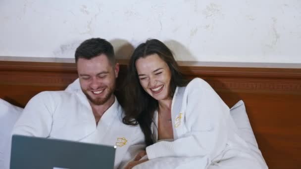 Otel Odasında Genç Bir Çift Otelin Yatak Odasında Bornozlu Mutlu — Stok video