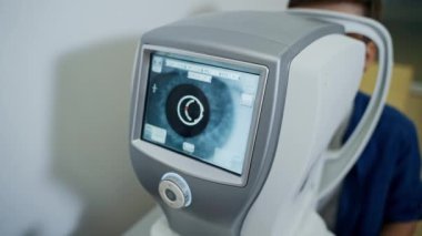 Çocuk klinikte göz görüşünü kontrol ediyor. Modern klinikteki cihazlar. Oftalmoloji kabinesinde özel teknisyen. Pediyatrik konsept.