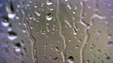 Cama su damlıyor. Büyük yağmur damlaları yaz yağmuru sırasında pencere camına çarpar. Saf yağmur damlaları.