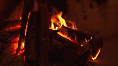 Şenlik ateşi alevleri. Güzel kırmızı alev çatalları. Yanmış odun. Ateşin gücü. Video.