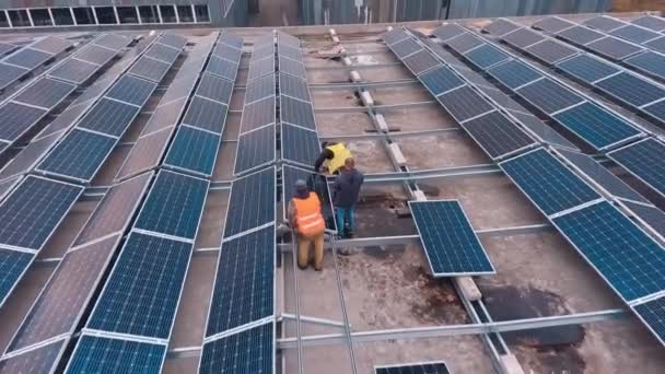 Instalace Solárních Panelů Foof Závodu Nebo Továrny Další Zdroj Elektřiny — Stock video
