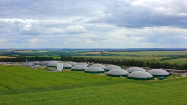 Fabryka Biogazu Poza Budynkami Miasta Wiele Pomieszczeń Wentylacyjnych Biopaliwo Ekologiczne — Wideo stockowe