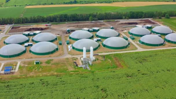 生产被称为生物气的可持续燃料 新工厂在田里上面的录像生态生产 — 图库视频影像