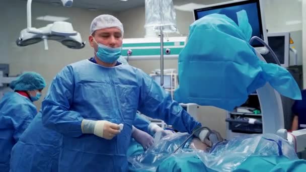 Γιατρός Κάνει Υπερηχογράφημα Στο Χειρουργείο Επιλεκτική Εστίαση Της Διαδικασίας Γιατρός — Αρχείο Βίντεο