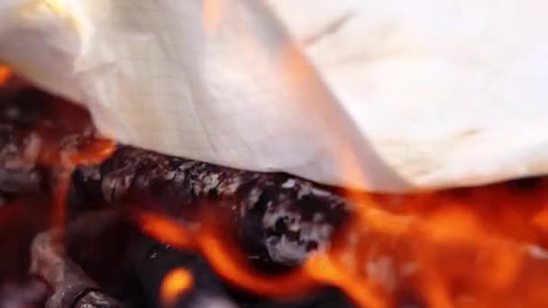 Papier Kłody Płoną Ogniu Zewnątrz Wszędzie Płomienie Kamery Ogniskowe — Wideo stockowe