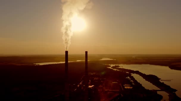 Wysokie Kominy Zakładów Przemysłowych Dymią Tle Przyrody Rzeki Dirty Fabryczne — Wideo stockowe
