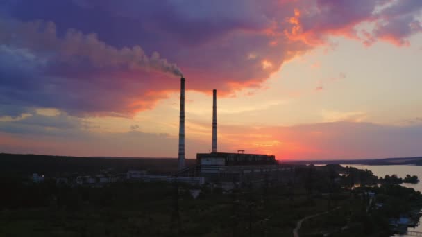 Elektrownia Zachodzie Słońca Krajobrazie Jeziorem Timelapse Wideo — Wideo stockowe