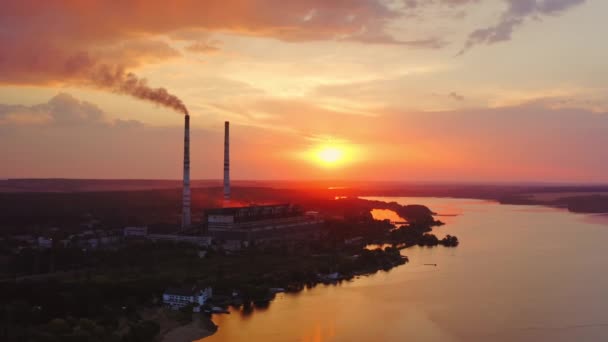 煙が付いている工場煙突 川の上に美しい夕日 上からの眺め — ストック動画