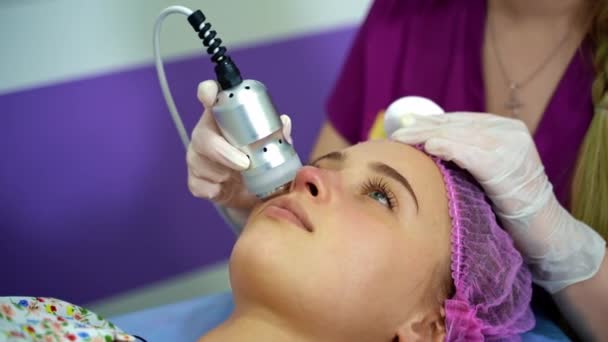 Cosmetología Aparatos Terapia Sin Inyección Cosmetólogo Guantes Blancos Proporciona Procedimientos — Vídeo de stock
