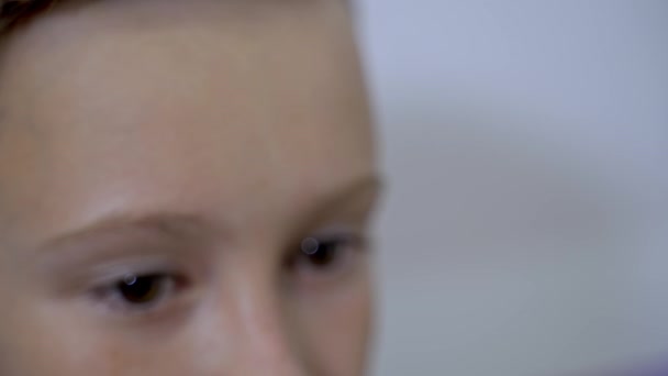 Doktor Měří Teplotu Chlapce Infračerveným Teploměrem Nemocnici Lékařská Prohlídka — Stock video