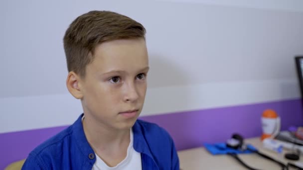 Kinderarzt Oder Arzt Überprüft Die Körpertemperatur Des Jungen Mit Einem — Stockvideo