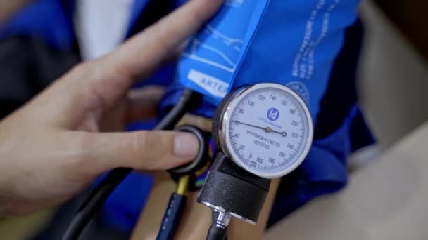 Mätning Blodtrycket Vid Klinikens Reception Sjukvårdsutrustning Samråd Kliniken Tryckmätningsanordning Selektivt — Stockvideo