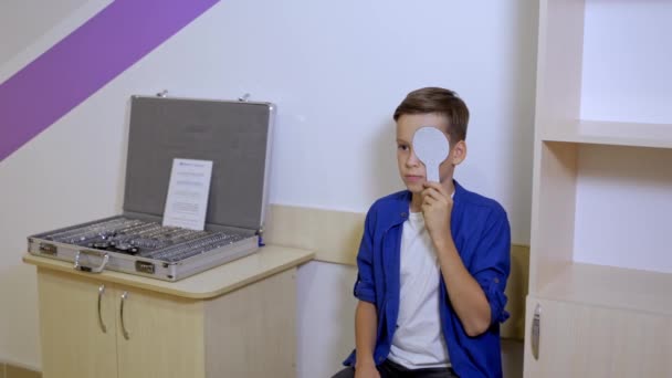 Porträtt Stilig Pojke Som Kollar Synen Professionell Ögonläkare Kontrollerar Synen — Stockvideo