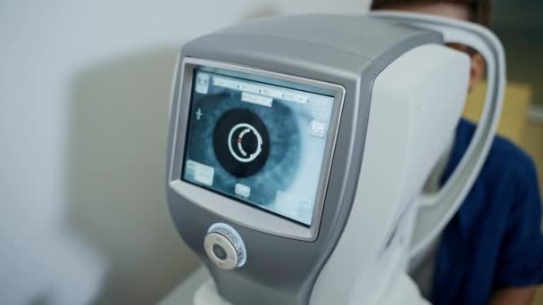 Garçon Vérifie Vue Clinique Appareil Dans Clinique Moderne Technique Spéciale — Video