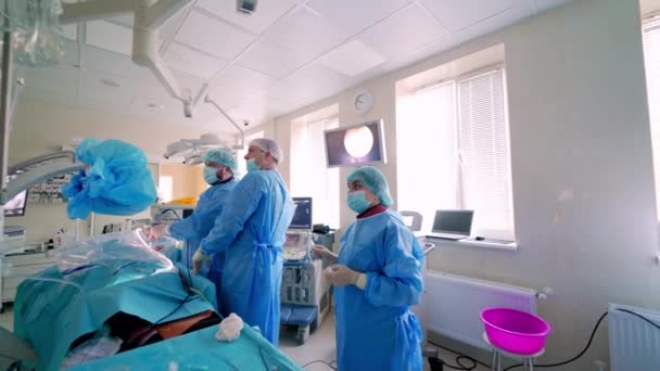Médicos Profissionais Com Instrumentos Cirúrgicos Cirurgiões Luvas Estéreis Trabalham Com — Vídeo de Stock