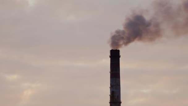Fábrica Escura Contra Pôr Sol Laranja Tubos Fábrica Com Fumo — Vídeo de Stock