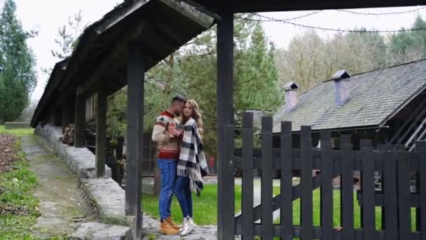 Ahşap Evin Arka Planında Sarılan Mutlu Bir Çiftin Portresi Sonbahar — Stok video