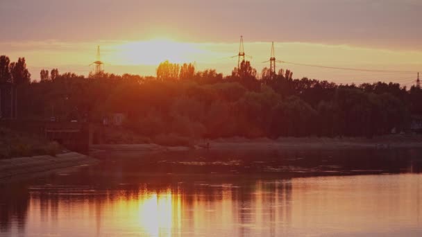 木々や川の上に美しい夕日 夕方水に空の反射 田舎の風景 田園風景 — ストック動画