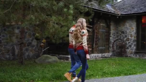 Gyönyörű Fiatal Pár Sétál Faházban Vidéki Negyedben Szerelmi Történet Romantikus — Stock videók
