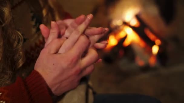 Nahaufnahme Von Paaren Die Sich Lagerfeuer Berühren Liebhaber Streicheln Sich — Stockvideo
