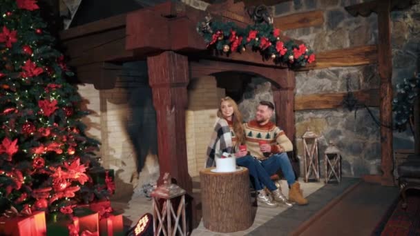 Boże Narodzenie Urządzone Kominek Domu Przed Świętami Młoda Para Ogrzewa — Wideo stockowe