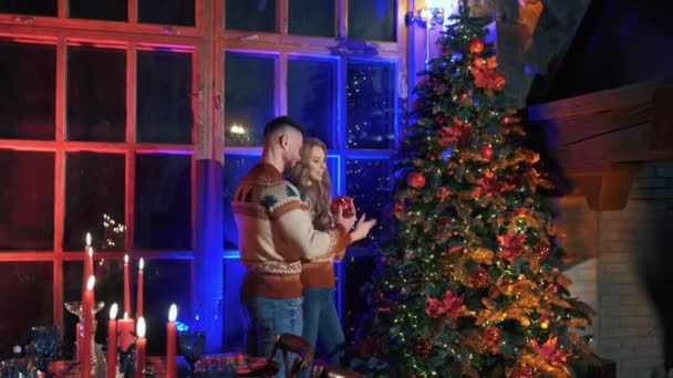 Mooi Vrolijk Jong Paar Liefde Versieren Kerstboom Binnen Nieuwjaar Vakantie — Stockvideo