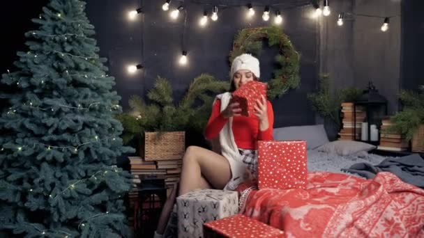 Schöne Junge Frau Wirft Neujahrsgeschenke Die Luft Dame Weihnachtskleidung Festliches — Stockvideo