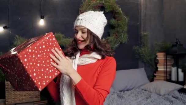 Веселая Молодая Женщина Белой Шляпе Трясет Подарком Перед Открыть Новогодний — стоковое видео