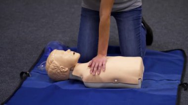 Kalp masajı eğitimi tıbbi prosedürü. Sınıftaki suni teneffüs bebeğine göğüs masajı yapıyorum. Tıp derslerinden video