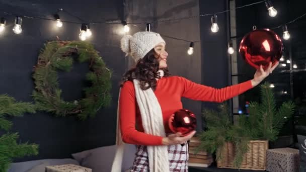 Vrouw Met Grote Kerstballen Cadeautjes Dame Goed Humeur Voor Vakantie — Stockvideo